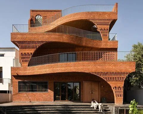 brick chambers and cavernous passages shape this ‘anthill’ house in india